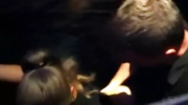 説明:処女はコックと快適さを楽しんでいます 動画 女性 セックス