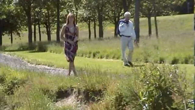 裸の十代は支払われ、彼女の剃毛した猫を与える えろ ど 女性