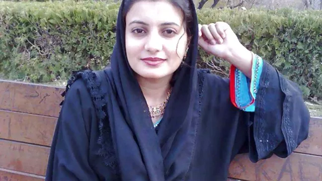 秘書は彼女の開いた足を与えます h 動画 シュガール