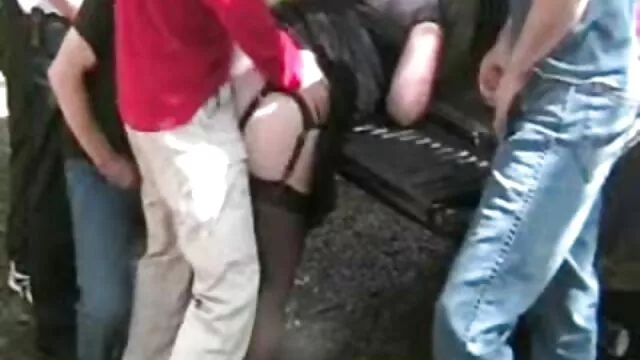 明るい白とふさふさの肛門を行います 女性 動画 sex